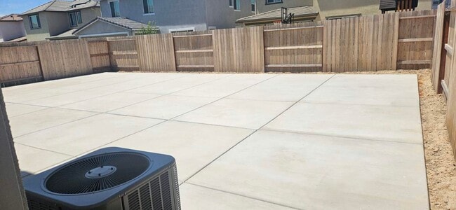 Building Photo - Solar Lennar 4 Bedroom Home on a Large Lot