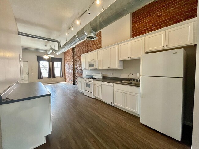 Building Photo - 1608 2nd Ave