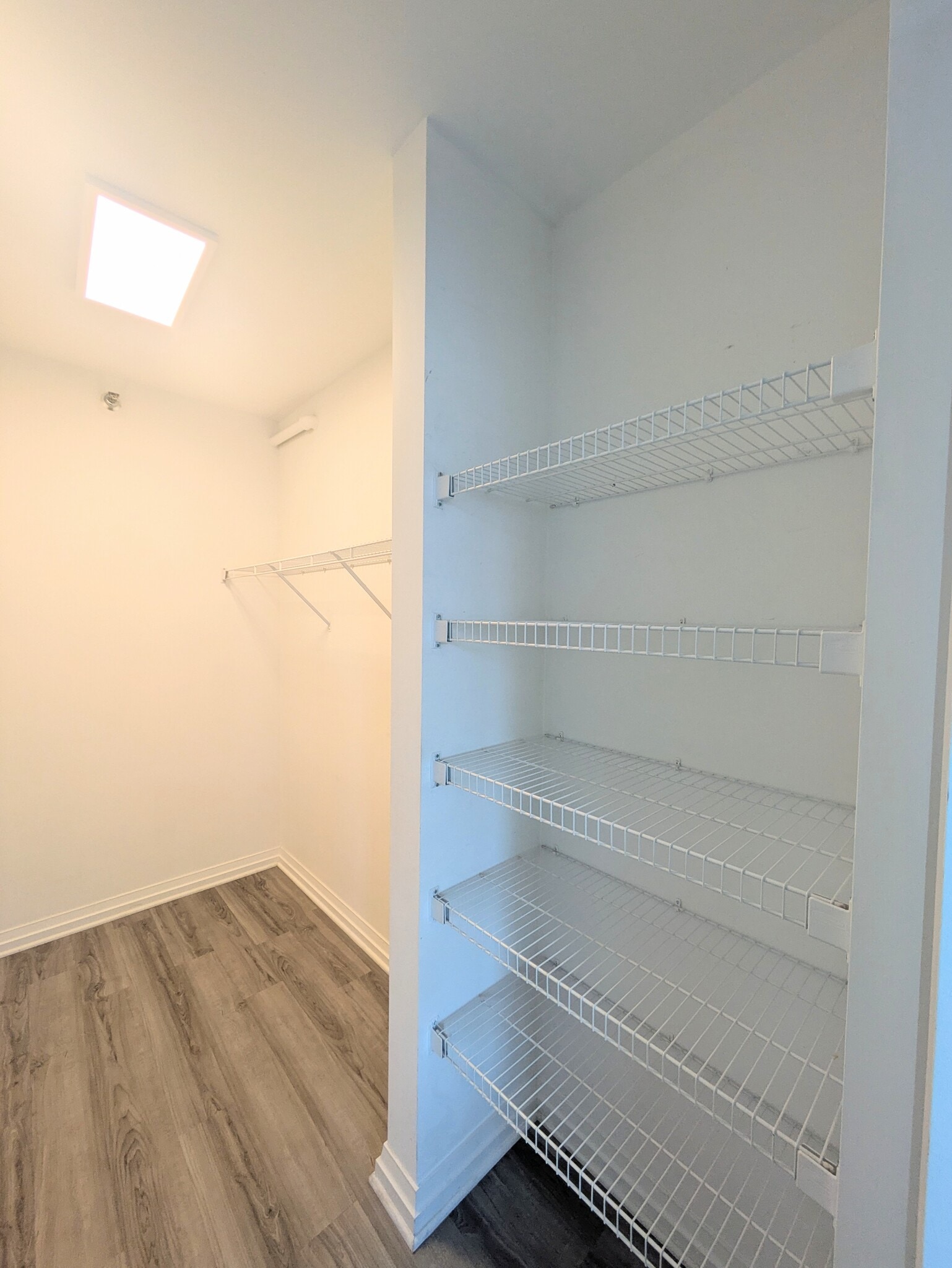PHOTO IS OF A SIMILAR UNIT WITH SAME FLOOR PLAN. ACTUAL FINISHES MAY VARY - 33 W Ontario St