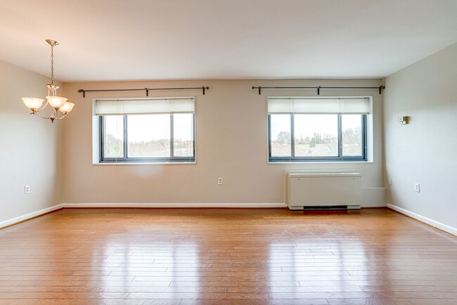 Building Photo - 1300 S Arlington Ridge Rd