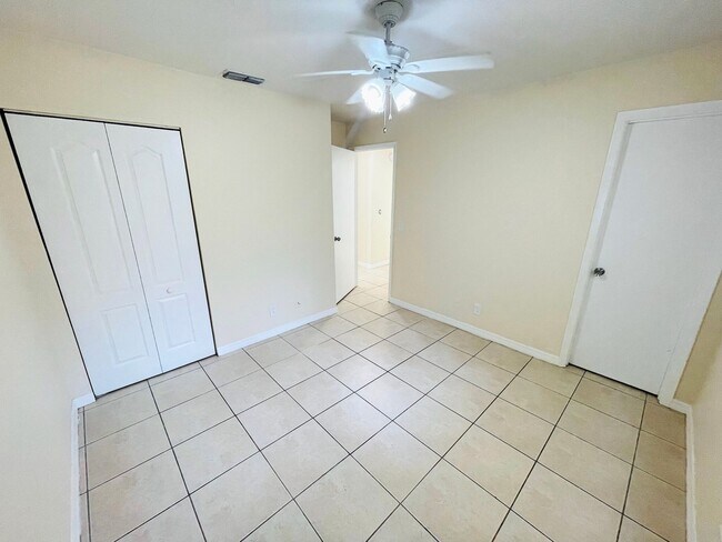 Master bedroom - 2710 Fern Palm Dr