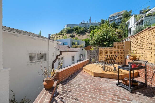 Building Photo - 1685 Sunset Plaza Dr