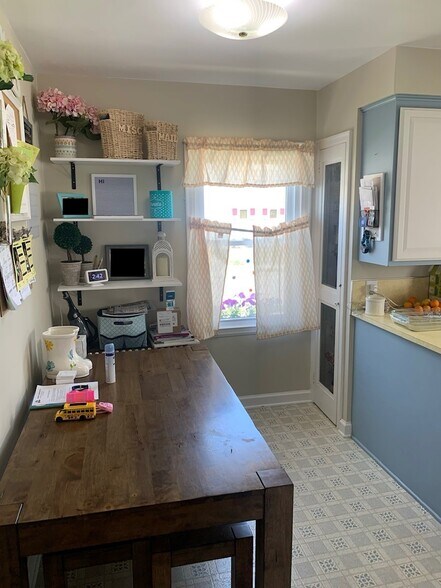 Side Kitchen / Dining space - 1121 Harry Ct