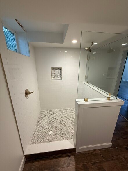 Shower - 331 Key West Dr