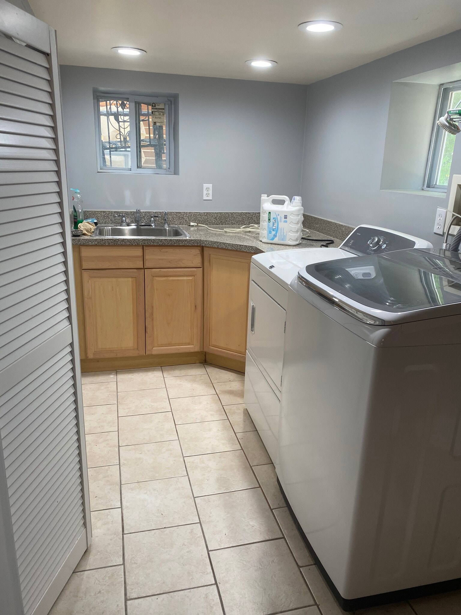 laundry - 572-2 New Jersey Ave