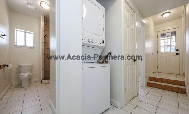 Building Photo - Historic Four Bedroom HOme