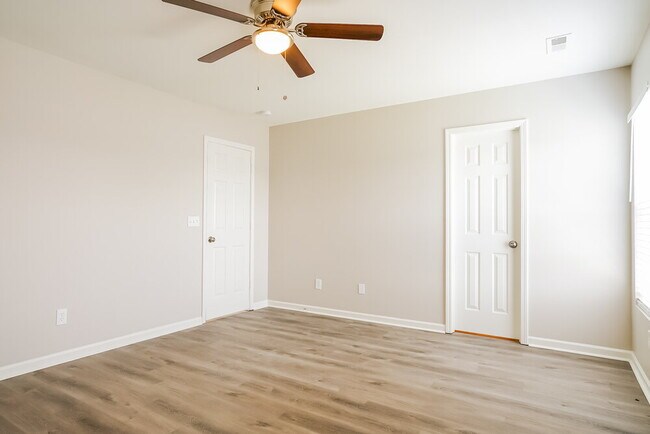 Building Photo - 5200 Tant Cir
