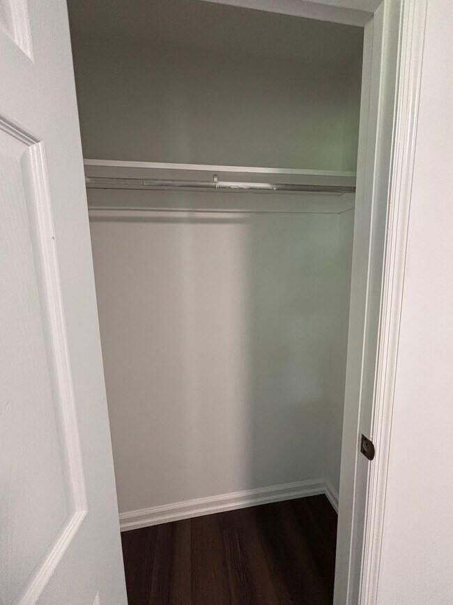 Building Photo - Freshly Renovated Cottage!