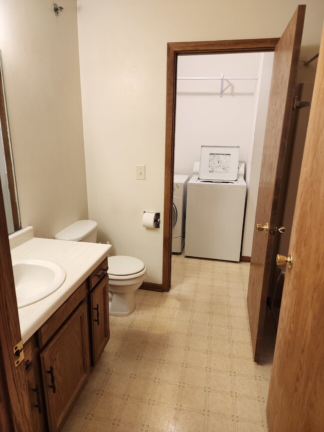 Building Photo - Large 2 Bedroom, 1 Bathroom Apartment with...