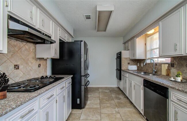 Building Photo - 3605 Kingsway Dr