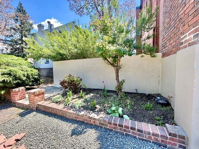 Building Photo - Charming Historic Condo in the Heart of Up...