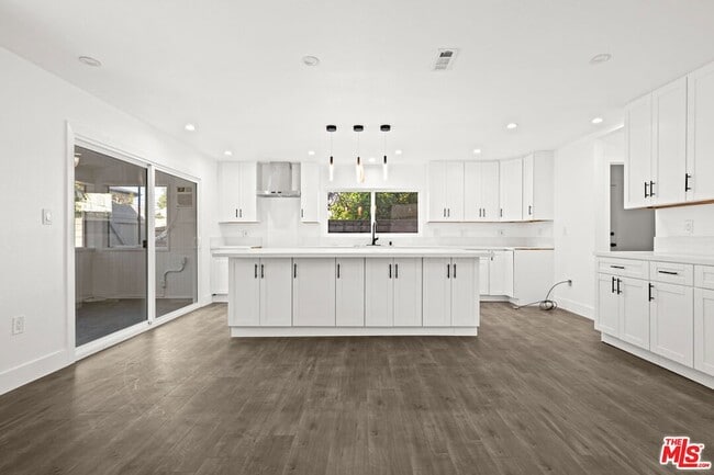 Building Photo - 6257 Lindley Ave