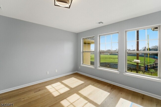 Building Photo - 704 Green Ln