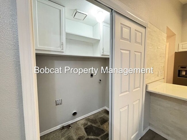 Building Photo - 2319 Blue Haven Ln