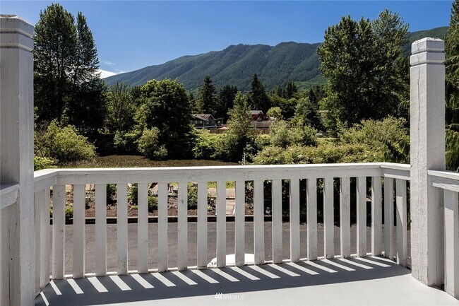 Building Photo - Burns 441 4 plex - North Bend