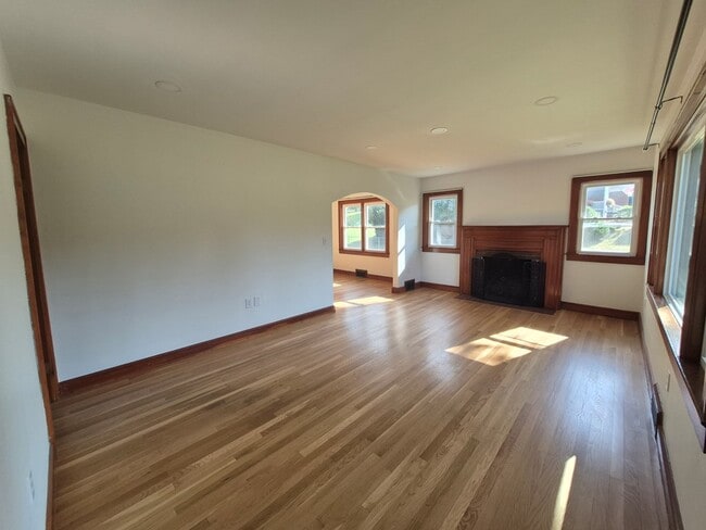 Building Photo - 250 Gillespie Dr NE