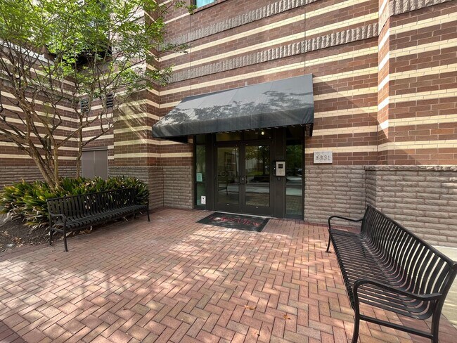 Building Photo - Modern condo  in the center of shopping , restaurants and entertainment venues.