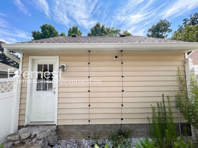 Building Photo - 2 Bed/2.5 Bath Townhome with Fenced Yard & Garage / Pet-Friendly / Available Now!