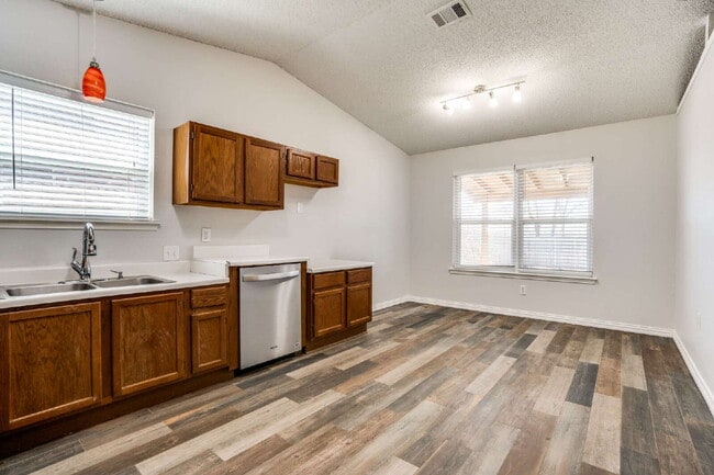 Building Photo - Beautiful Mansfield Home!