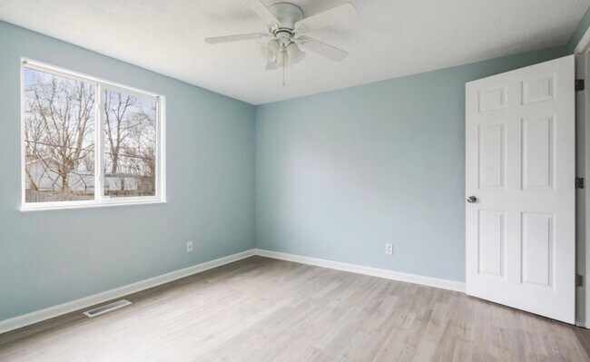 Building Photo - Newly Renovated Hillview Bi-Level! ASK US ABOUT OUR LONG-TERM LEASE SPECIAL TODAY!