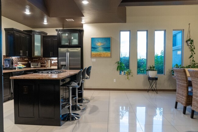 Building Photo - Stunning 4 bedroom, 2,5 bath home in West ...