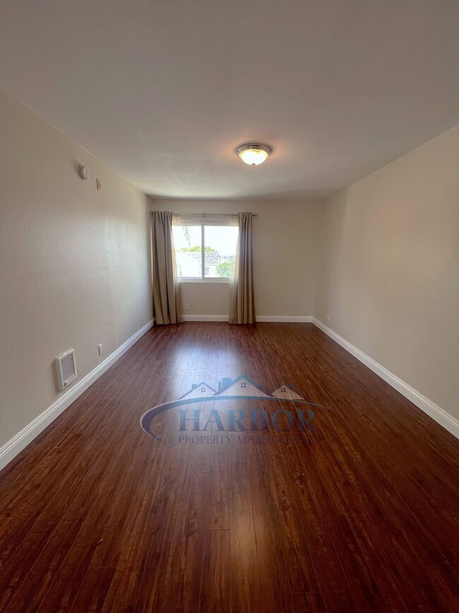 Building Photo - Spacious 2 Bedroom 1 Bathroom Upstairs Condo