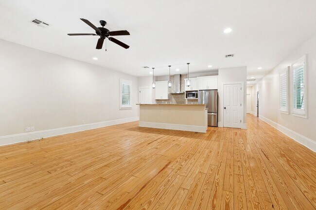 Building Photo - Beautiful 3 Bedroom Home Steps from Yulman...