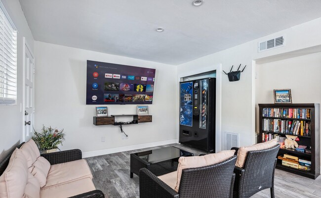 Building Photo - Furnished, Short term or long term Condo with community Pool