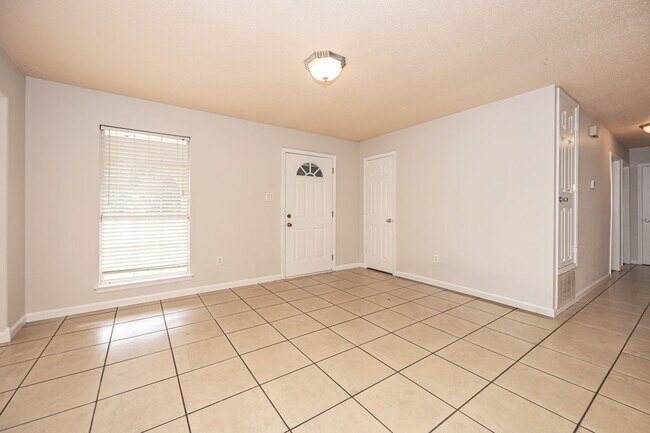 Building Photo - 2840 Gardendale Ave