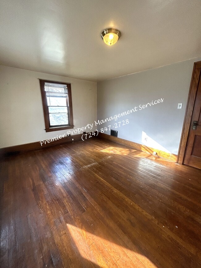 Building Photo - 979 King St