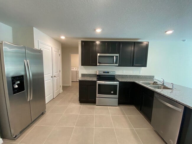 Building Photo - Desirable Lake Diamond Subdivision 3/2/2 **Won't Last**