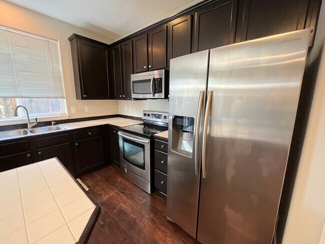 Building Photo - Super-Cute Townhouse! 3 bed + 2.5 baths w/ Fantastic Floor Plan! (A/C & Washer / Dryer included!)