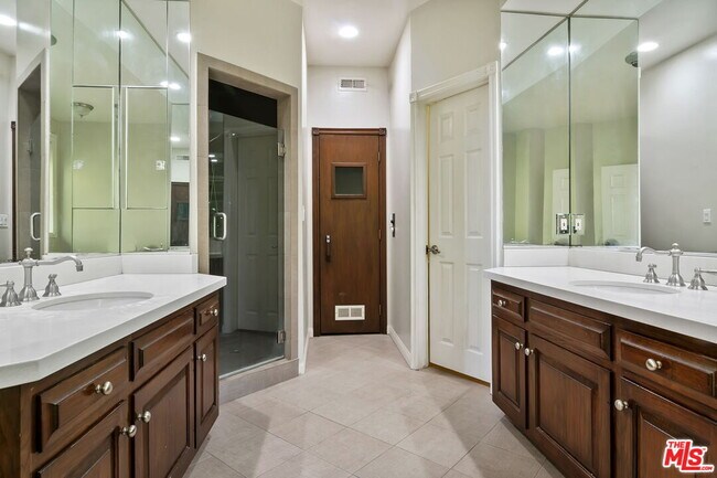 Building Photo - 1478 Sunset Plaza Dr