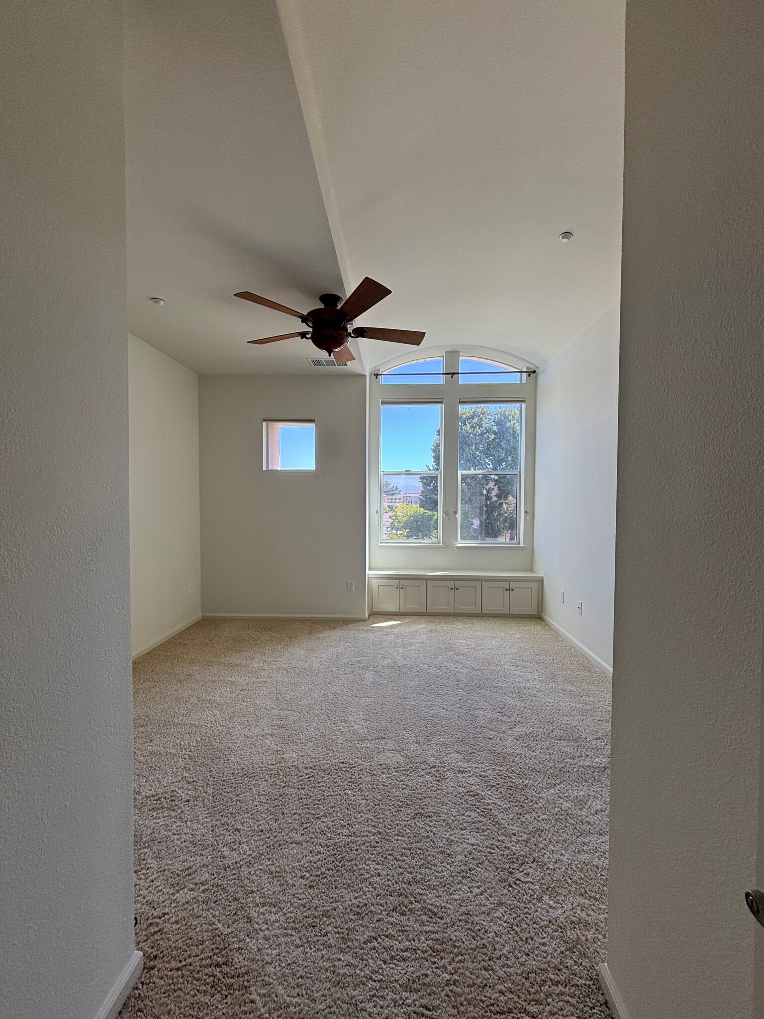 primary bedroom/king ok - 180 Oberg Ct