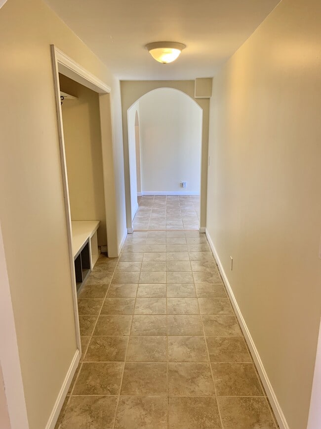 Building Photo - 756 Stream Rd