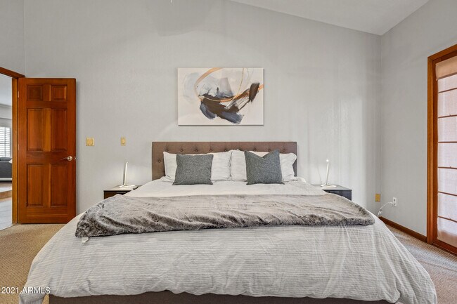 Building Photo - 5735 E Campo Bello Dr