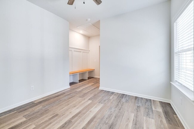 Building Photo - Like-New 4BR, 2.5BA Home with Privacy Fenc...