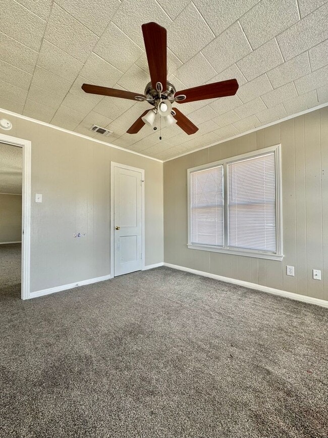 Building Photo - COMING APRIL 2026!! 2 Bedroom/1 Bathroom!!