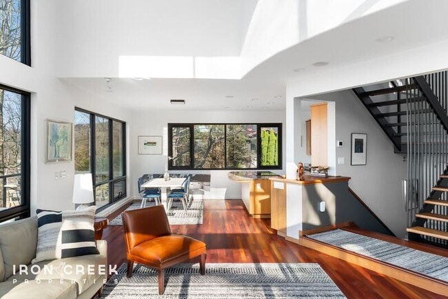 Building Photo - 910 Rockhold Dr