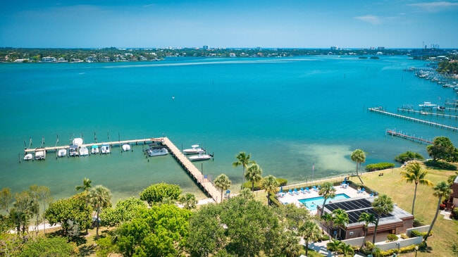 Building Photo - 825 Center St