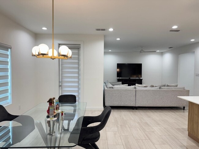 Building Photo - 216 Deer Path Lp