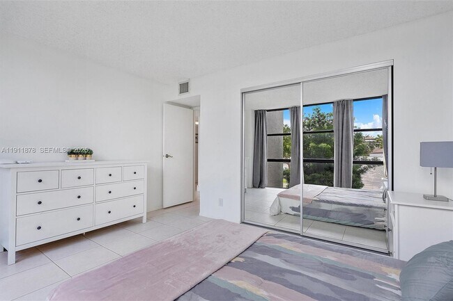 Building Photo - 1000 Parkview Dr