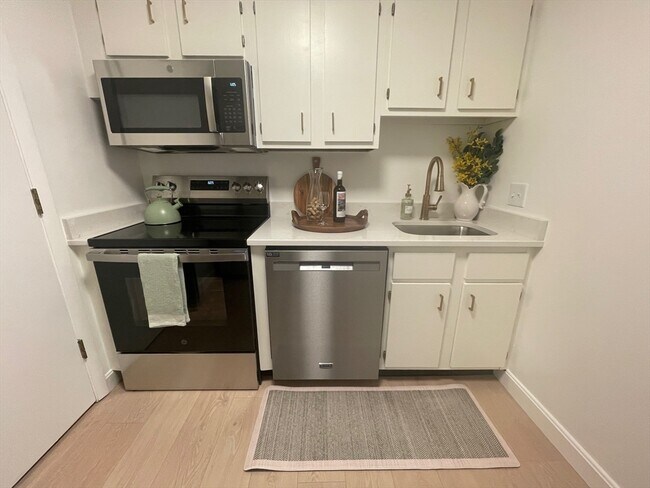 Building Photo - 16 Erick Rd