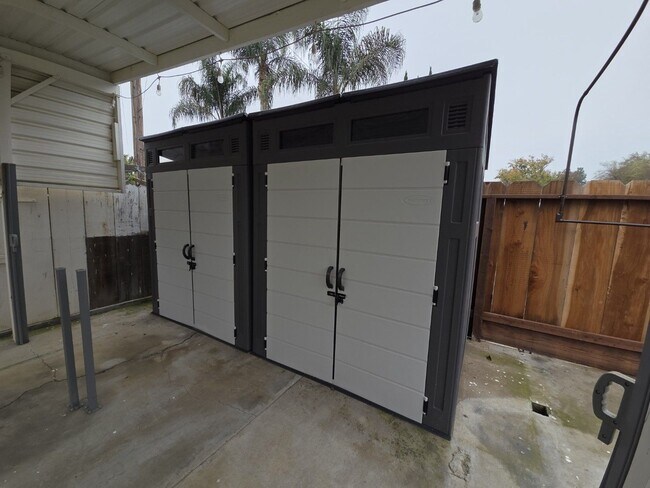 Building Photo - Elegant home with classic charm