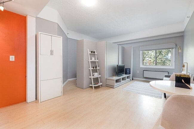 Primary Photo - 476 Monmouth St