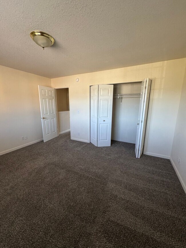 Building Photo - 1057 Lookingglass Rd