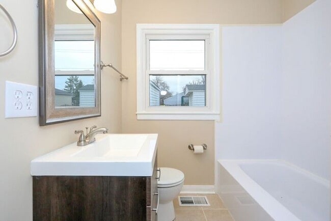 Building Photo - 2 Bedroom in Lawrence