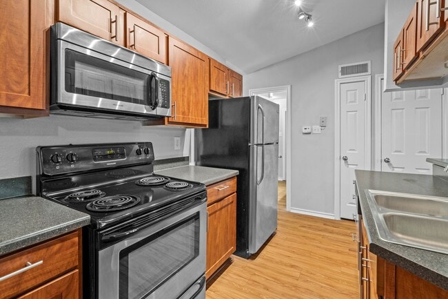 Building Photo - Awesome Huge 1 BD with Garage -  Dog Park - Resort Pool - One Month Free Rent - $1195