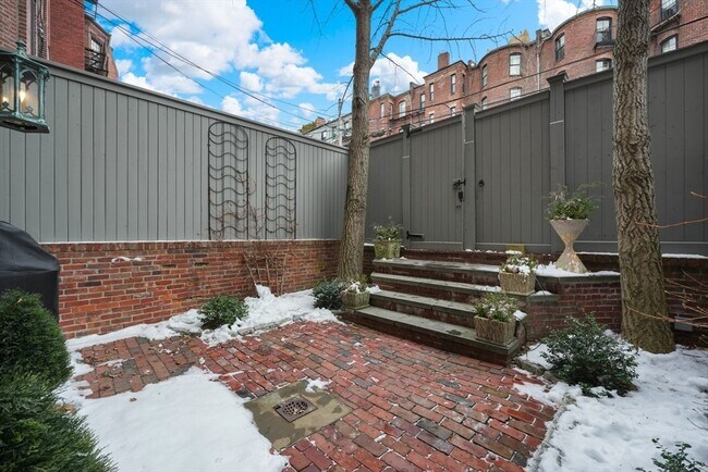 Building Photo - 381 Beacon St