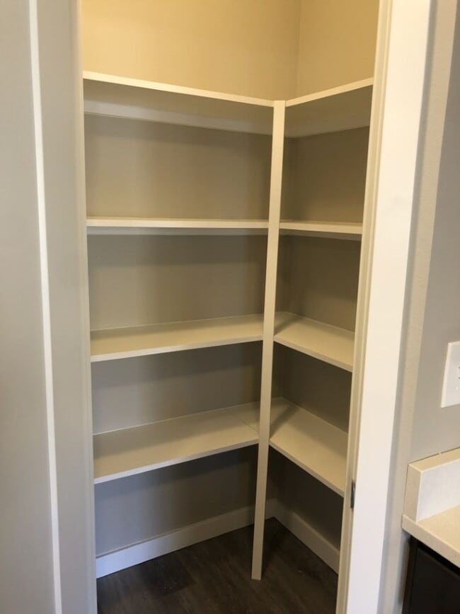 Building Photo - 5 Bedroom, 2.5 Baths Home for Rent, Available in September